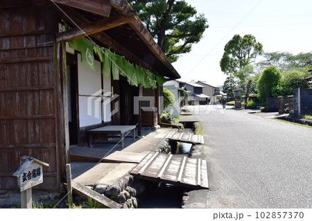 島田市　島田宿大井川川越遺跡の札場と新緑 102857370