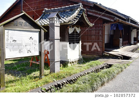 島田市　島田宿大井川川越遺跡の観光案内板と番宿（三番宿） 102857372
