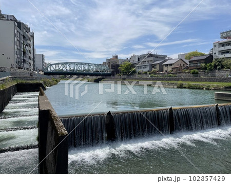 石川県金沢市を流れる犀川の河川敷風景 102857429