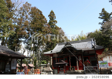 兵庫県丹波篠山市にある「河原町の王地山まけきらい稲荷の拝殿」 102858096