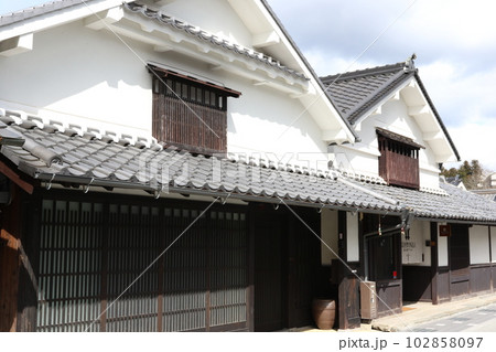 兵庫県丹波篠山市の「河原町妻入商家群」 102858097