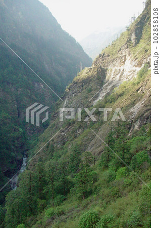 コダリ（ネパール）・ニャラム（チベット）間の山岳道路 102858108