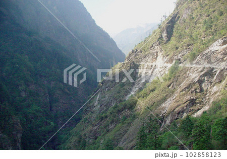 コダリ（ネパール）・ニャラム（チベット）間の山岳道路 102858123