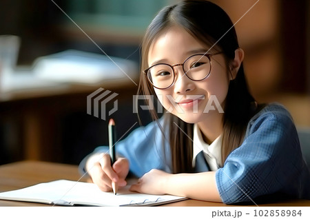 学習塾で勉強する笑顔の女の子 AI生成 学習塾で勉強する笑顔の女の子 AI生成 102858984