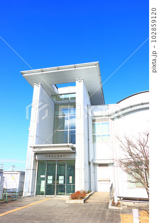 津島市、津島市立図書館の風景 津島市、津島市立図書館の風景 102859120