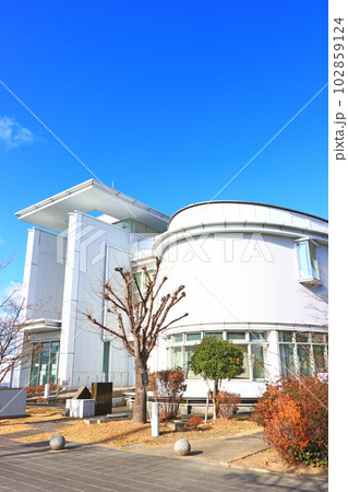 津島市、津島市立図書館の風景 102859124