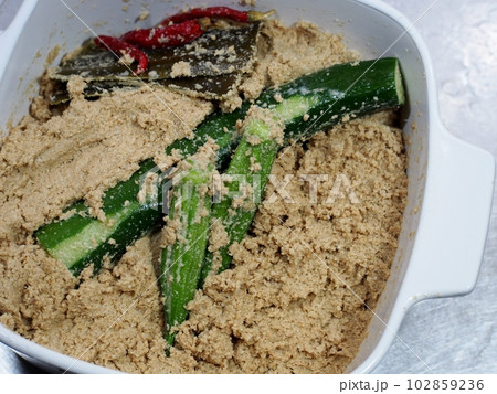 夏野菜のぬか漬け・キュウリとオクラ 102859236