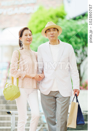 ショッピングをするシニア夫婦 102860787