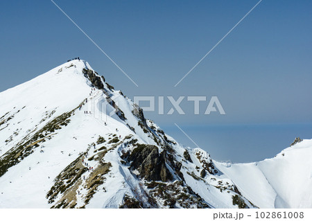北アルプスの唐松岳の雪山登山 唐松山荘から望む唐松岳 北アルプスの唐松岳の雪山登山 唐松山荘から望む唐松岳 102861008