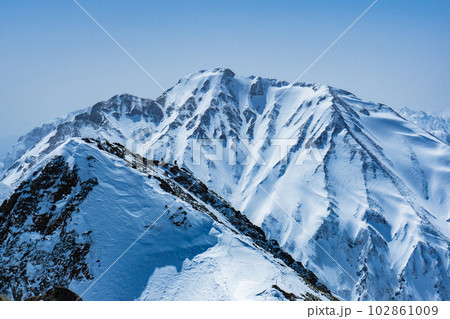 北アルプスの唐松岳の雪山登山 唐松山荘から望む五竜岳 北アルプスの唐松岳の雪山登山 唐松山荘から望む五竜岳 102861009