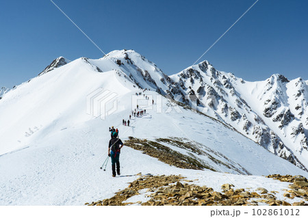 北アルプスの唐松岳の雪山登山 丸山ケルンから唐松岳の山頂を望む 北アルプスの唐松岳の雪山登山 丸山ケルンから唐松岳の山頂を望む 102861012