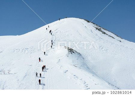 北アルプスの唐松岳の雪山登山 丸山を直登する登山者 北アルプスの唐松岳の雪山登山 丸山を直登する登山者 102861014
