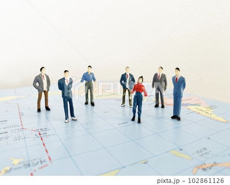 世界地図上に佇む7人の人物 102861126