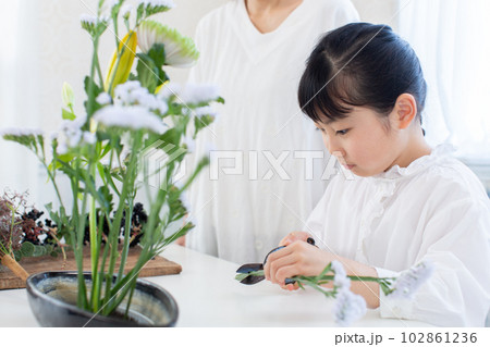 華道を習う小学生 102861236