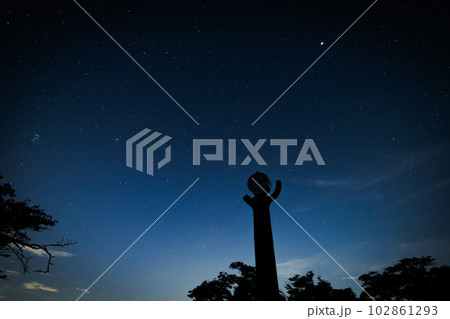 美の山公園の時計台と星空 美の山公園の時計台と星空 102861293