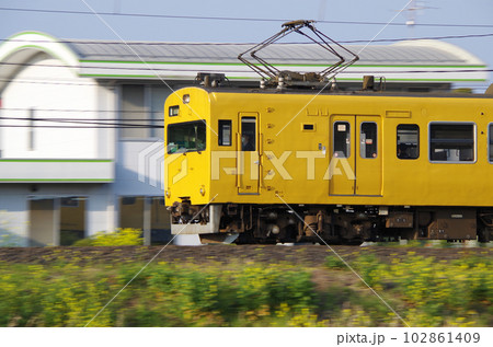 夕方の山陰本線を走る出雲市行きの黄色い普通電車 102861409