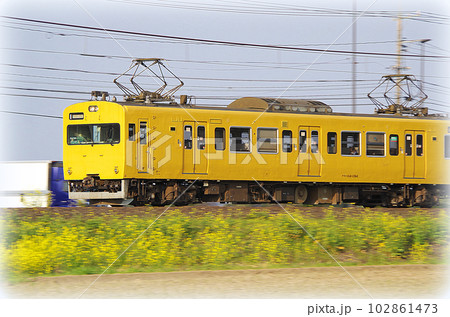 夕方の山陰本線を走る出雲市行きの黄色い普通電車（イラスト風） 102861473