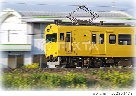 夕方の山陰本線を走る出雲市行きの黄色い普通電車(イラスト風) 夕方の山陰本線を走る出雲市行きの黄色い普通電車(イラスト風) 102861478