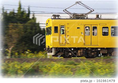 夕方の山陰本線を走る出雲市行きの黄色い普通電車（イラスト風） 102861479