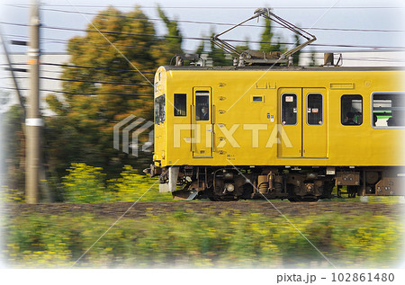 夕方の山陰本線を走る出雲市行きの黄色い普通電車（イラスト風） 102861480