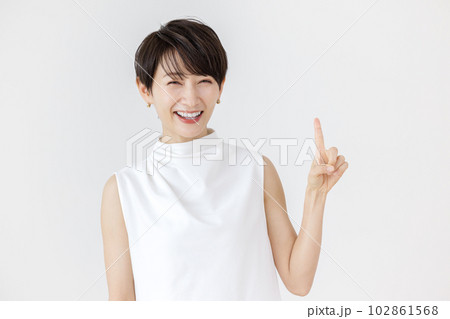 女性 指さし 白背景 女性 指さし 白背景 102861568
