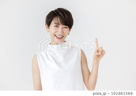女性 指さし 白背景 女性 指さし 白背景 102861569