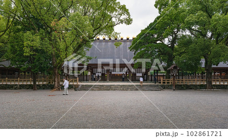 名古屋 熱田神宮 外玉垣御門（拝殿） 102861721