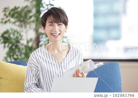 資格の勉強をする女性 資格の勉強をする女性 102861766