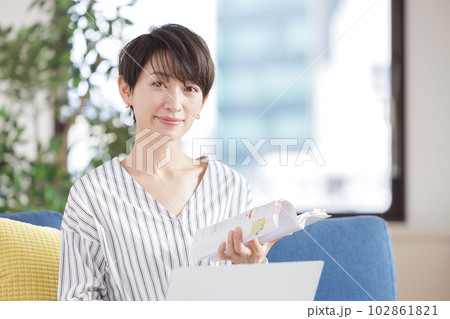 資格の勉強をする女性 102861821