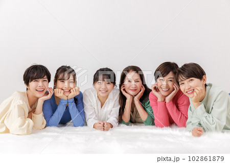 10代～60代　女性　大人数　世代 102861879