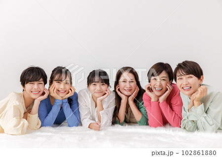 10代～60代　女性　大人数　世代 102861880