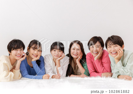 10代～60代　女性　大人数　世代 102861882