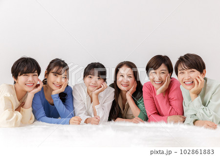 10代～60代　女性　大人数　世代 102861883