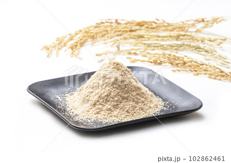 米糠と稲穂　流れ落ちる米ぬか　ダイエット食品　健康食材　イメージ素材 102862461