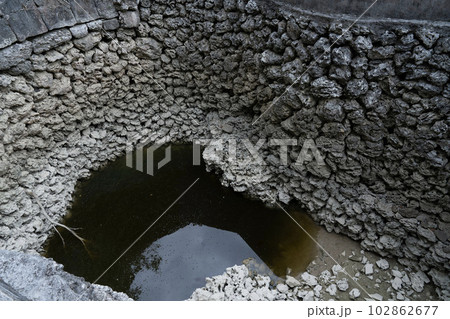 煉瓦造りの深い井戸、使われなくなった汲み上げ式の井戸、珊瑚でできた暗い井戸水、石積みの朽ち果てた泉、 102862677