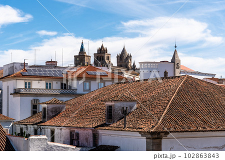 Cityscape of Evora with typical houses painted in white and ceramic tiled roofs 102863843
