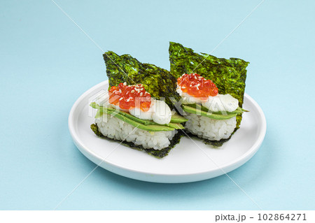 Japanese hand rolls with caviar and avocado 102864271