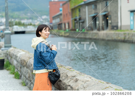 旅行をする女性　北海道観光　小樽　旅行 102866208