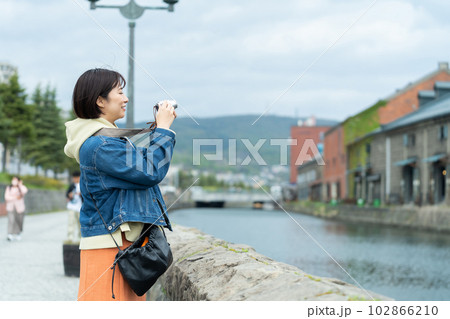 旅行をする女性　北海道観光　小樽　旅行 102866210