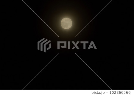 北杜市白州町、月齢14.9薄く霞みの掛かった月(位置:中央上) 北杜市白州町、月齢14.9薄く霞みの掛かった月(位置:中央上) 102866366