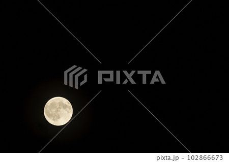 北杜市白州町、月齢14.9夜空に浮かぶ五月小望月(位置:左下) 北杜市白州町、月齢14.9夜空に浮かぶ五月小望月(位置:左下) 102866673