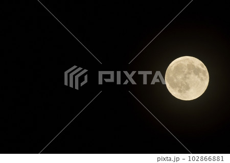 北杜市白州町、月齢14.9夜空に浮かぶ五月小望月（位置：右中） 102866881
