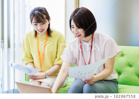 資料を見ながらミーティングする女性 資料を見ながらミーティングする女性 102867558