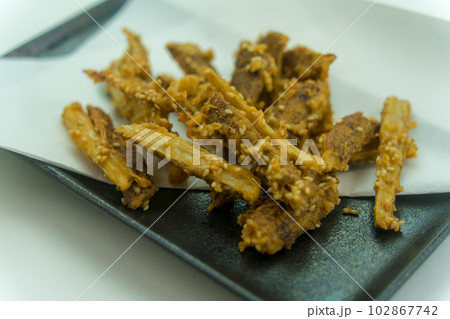カリカリに挙げられた牛蒡と胡麻の唐揚げ カリカリに挙げられた牛蒡と胡麻の唐揚げ 102867742