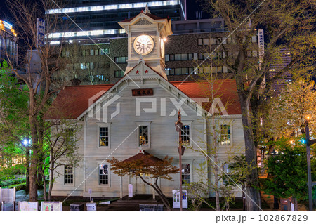 北海道 札幌市にある札幌市時計台の夜景 北海道 札幌市にある札幌市時計台の夜景 102867829