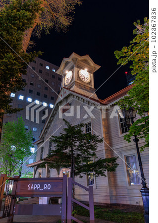 北海道　札幌市にある札幌市時計台の夜景 102867836