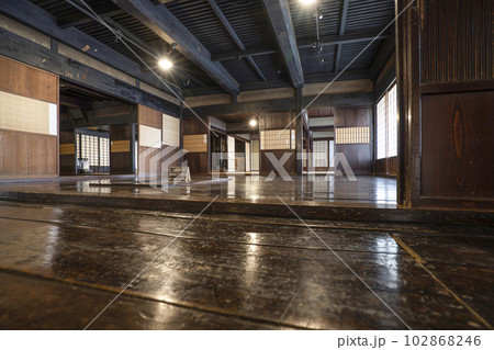 飛騨の里、旧田口家住宅内部 102868246