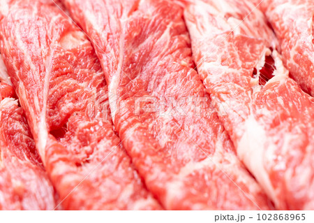 牛肉(ウデ薄切り)のアップ。 牛肉(ウデ薄切り)のアップ。 102868965