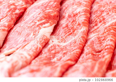 牛肉(ウデ薄切り)のアップ。 102868966