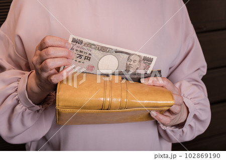 【長財布から10000円札を出す主婦】 【長財布から10000円札を出す主婦】 102869190